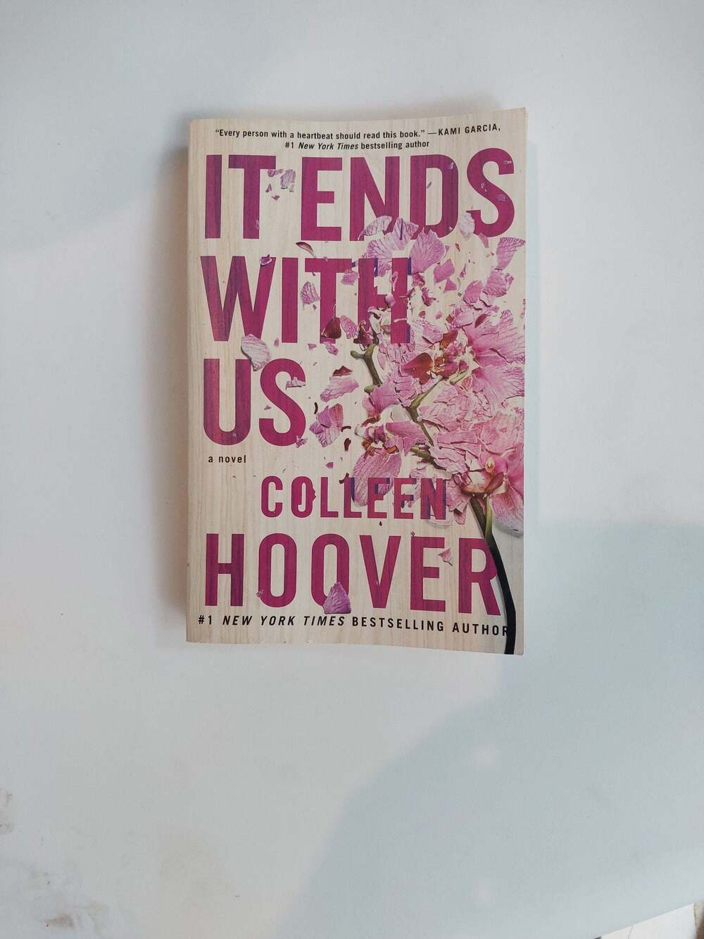 It Ends with Us by Colleen Hoover (Paperback)